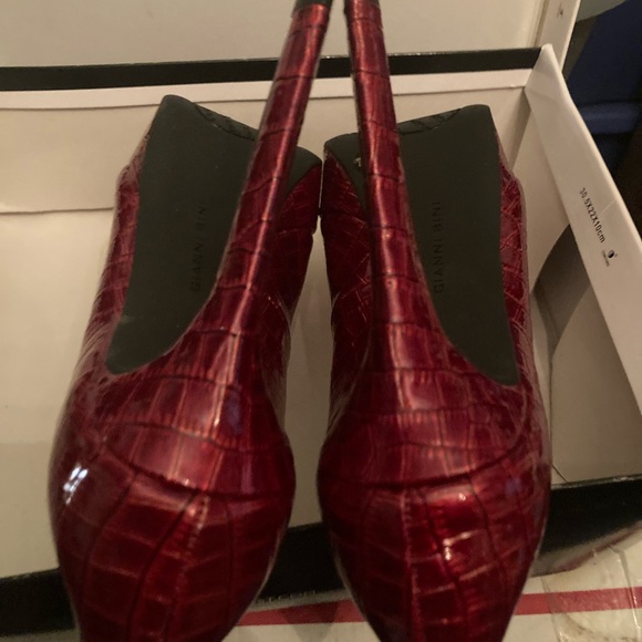 Gently used Gianni Bini Pumps - Picture 7 of 7